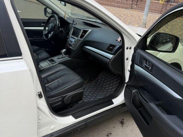 Белый Субару Аутбек, объемом двигателя 2.5 л и пробегом 304 тыс. км за 9700 $, фото 8 на Automoto.ua