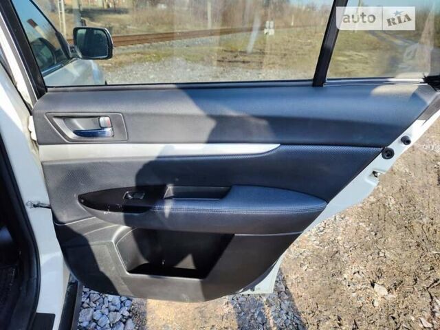 Белый Субару Аутбек, объемом двигателя 2.46 л и пробегом 250 тыс. км за 10000 $, фото 14 на Automoto.ua