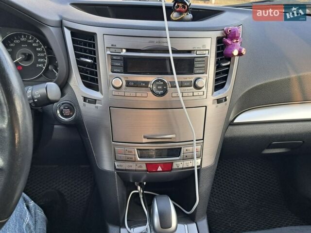 Белый Субару Аутбек, объемом двигателя 2.46 л и пробегом 257 тыс. км за 9900 $, фото 5 на Automoto.ua