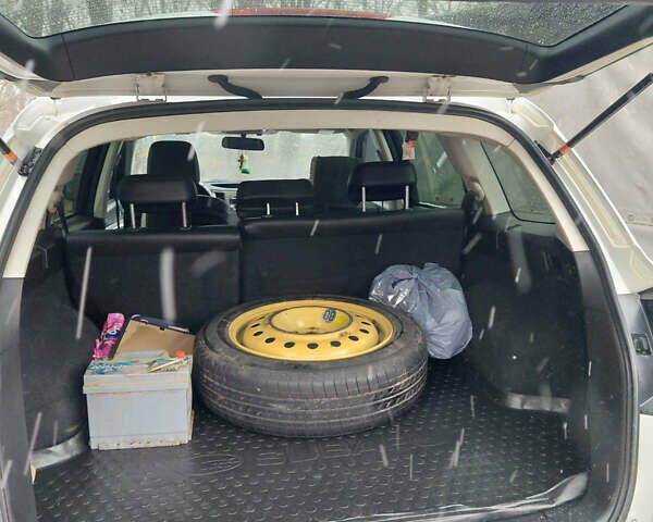 Білий Субару Аутбек, об'ємом двигуна 2.46 л та пробігом 320 тис. км за 10500 $, фото 5 на Automoto.ua