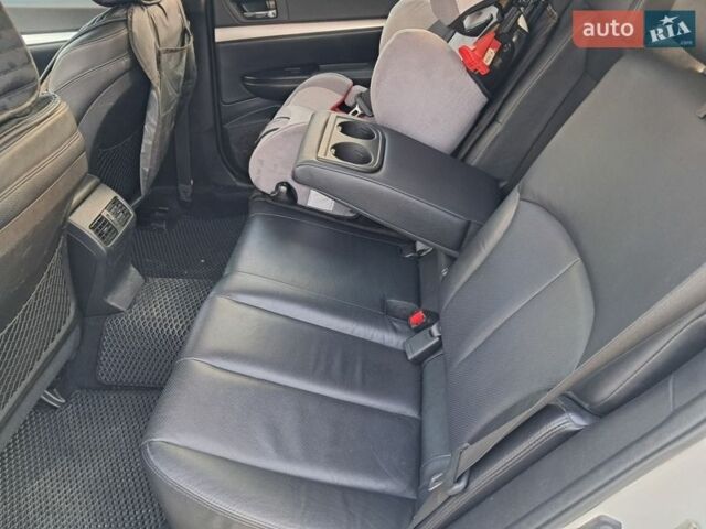 Белый Субару Аутбек, объемом двигателя 2.46 л и пробегом 257 тыс. км за 9900 $, фото 11 на Automoto.ua