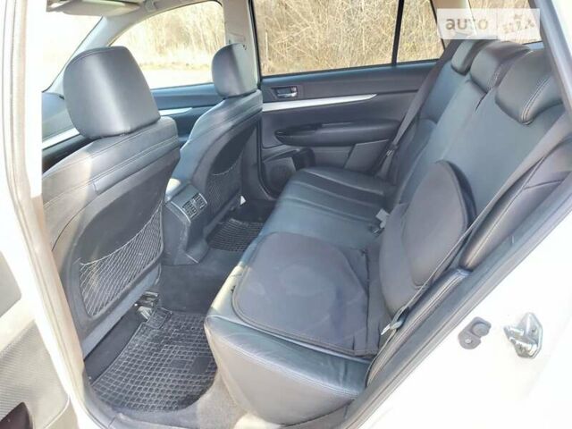 Белый Субару Аутбек, объемом двигателя 2.46 л и пробегом 250 тыс. км за 10000 $, фото 19 на Automoto.ua