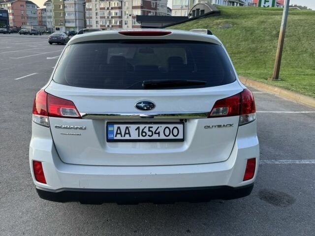 Белый Субару Аутбек, объемом двигателя 2.5 л и пробегом 230 тыс. км за 8600 $, фото 1 на Automoto.ua