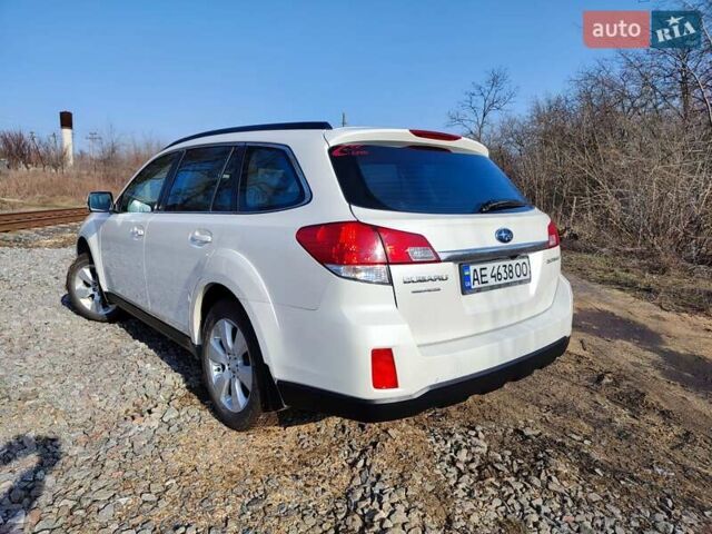 Белый Субару Аутбек, объемом двигателя 2.46 л и пробегом 250 тыс. км за 10000 $, фото 5 на Automoto.ua