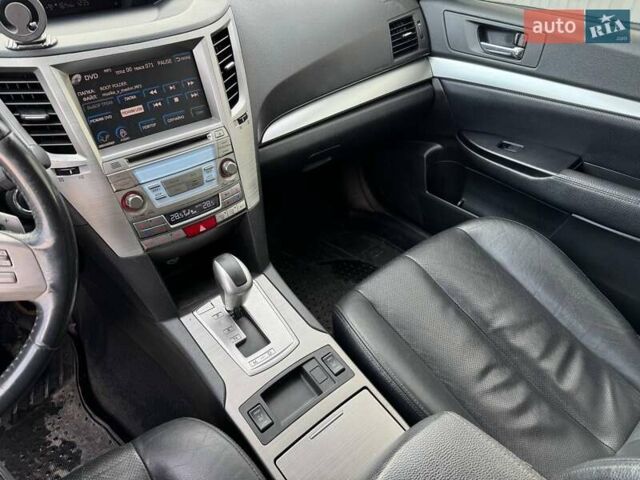 Білий Субару Аутбек, об'ємом двигуна 2.46 л та пробігом 305 тис. км за 9990 $, фото 23 на Automoto.ua