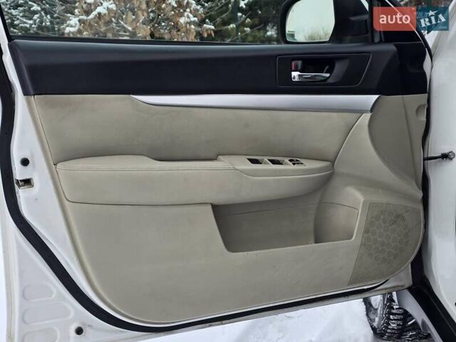 Білий Субару Аутбек, об'ємом двигуна 2.46 л та пробігом 189 тис. км за 8999 $, фото 31 на Automoto.ua