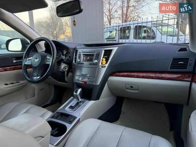Білий Субару Аутбек, об'ємом двигуна 2.46 л та пробігом 320 тис. км за 9300 $, фото 30 на Automoto.ua