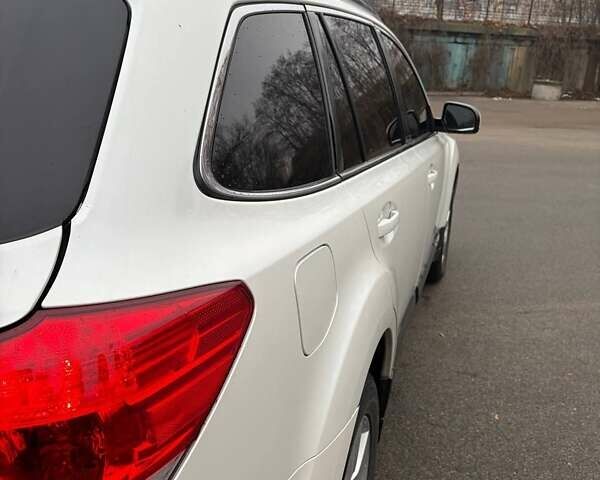 Белый Субару Аутбек, объемом двигателя 2.46 л и пробегом 312 тыс. км за 10000 $, фото 6 на Automoto.ua