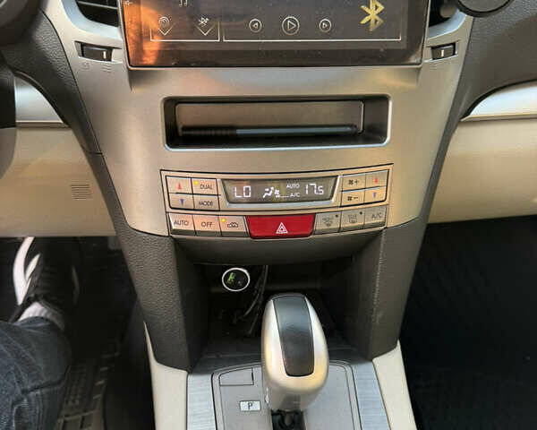 Белый Субару Аутбек, объемом двигателя 2.46 л и пробегом 221 тыс. км за 8550 $, фото 30 на Automoto.ua