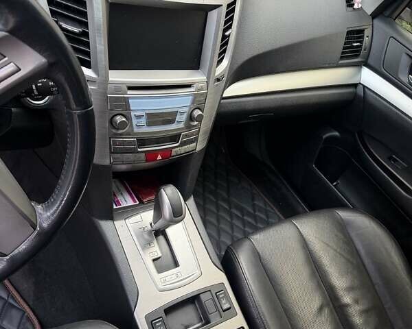 Белый Субару Аутбек, объемом двигателя 2.5 л и пробегом 304 тыс. км за 9700 $, фото 14 на Automoto.ua