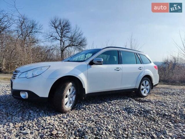 Белый Субару Аутбек, объемом двигателя 2.46 л и пробегом 250 тыс. км за 10000 $, фото 7 на Automoto.ua