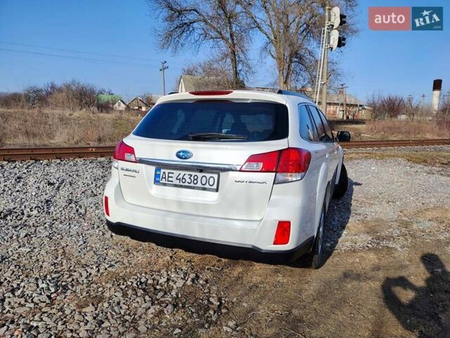 Белый Субару Аутбек, объемом двигателя 2.46 л и пробегом 250 тыс. км за 10000 $, фото 4 на Automoto.ua