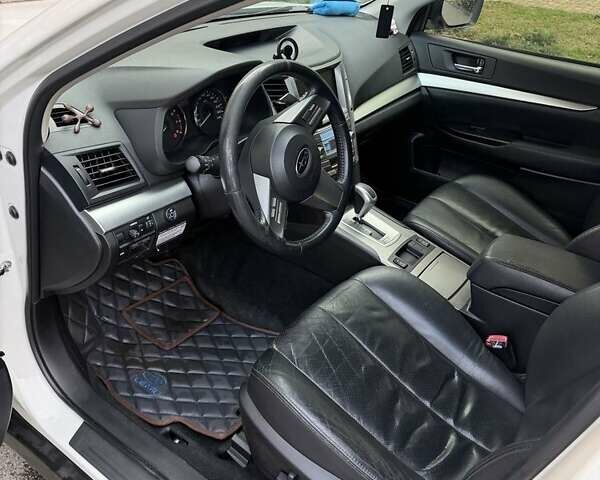 Белый Субару Аутбек, объемом двигателя 2.5 л и пробегом 304 тыс. км за 9700 $, фото 11 на Automoto.ua