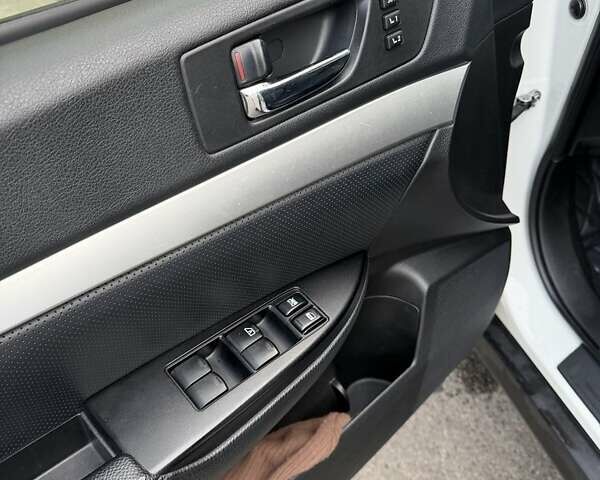 Белый Субару Аутбек, объемом двигателя 2.5 л и пробегом 304 тыс. км за 9700 $, фото 13 на Automoto.ua