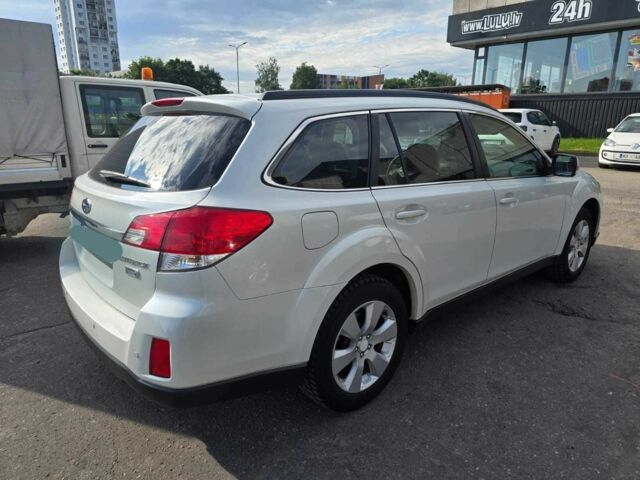 Белый Субару Аутбек, объемом двигателя 0 л и пробегом 290 тыс. км за 6497 $, фото 4 на Automoto.ua