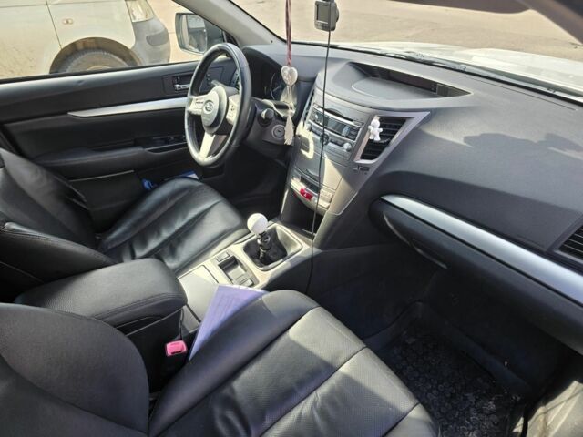 Білий Субару Аутбек, об'ємом двигуна 2 л та пробігом 290 тис. км за 6499 $, фото 7 на Automoto.ua