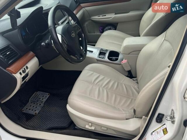 Белый Субару Аутбек, объемом двигателя 2.46 л и пробегом 223 тыс. км за 12000 $, фото 5 на Automoto.ua