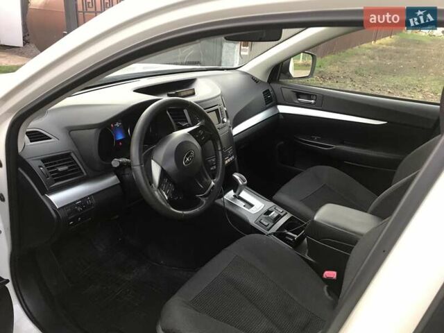 Белый Субару Аутбек, объемом двигателя 2.46 л и пробегом 189 тыс. км за 9100 $, фото 4 на Automoto.ua