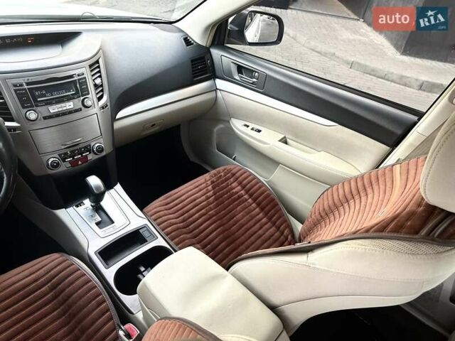 Белый Субару Аутбек, объемом двигателя 2.46 л и пробегом 200 тыс. км за 10900 $, фото 17 на Automoto.ua