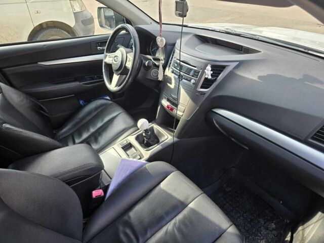 Белый Субару Аутбек, объемом двигателя 0 л и пробегом 290 тыс. км за 6497 $, фото 8 на Automoto.ua