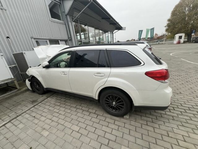 Белый Субару Аутбек, объемом двигателя 2.5 л и пробегом 175 тыс. км за 5000 $, фото 3 на Automoto.ua