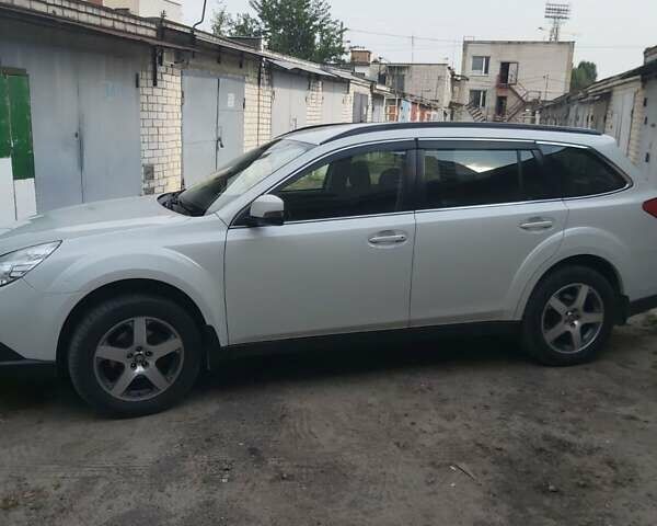 Белый Субару Аутбек, объемом двигателя 2.46 л и пробегом 227 тыс. км за 9600 $, фото 2 на Automoto.ua