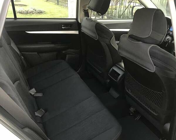 Белый Субару Аутбек, объемом двигателя 2.46 л и пробегом 189 тыс. км за 9100 $, фото 6 на Automoto.ua