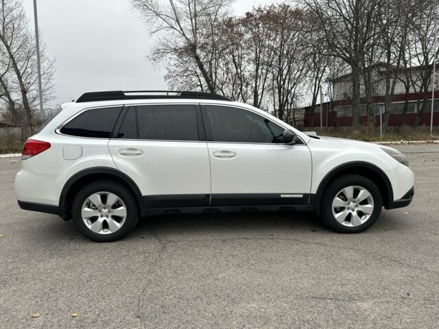 Белый Субару Аутбек, объемом двигателя 2.5 л и пробегом 205 тыс. км за 5999 $, фото 5 на Automoto.ua