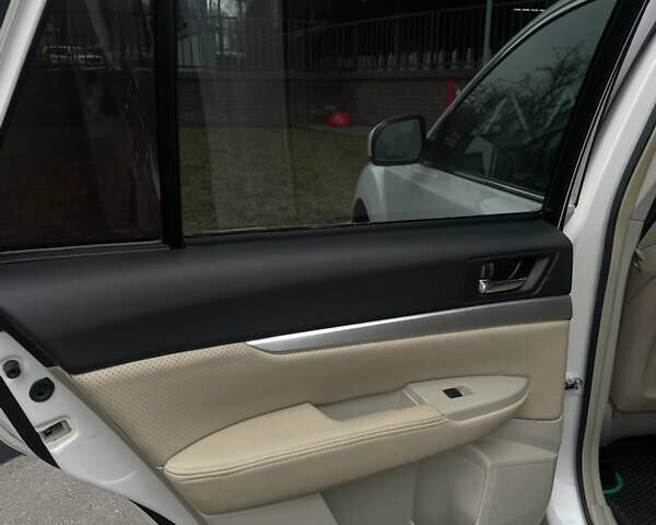 Білий Субару Аутбек, об'ємом двигуна 2.5 л та пробігом 96 тис. км за 9900 $, фото 21 на Automoto.ua