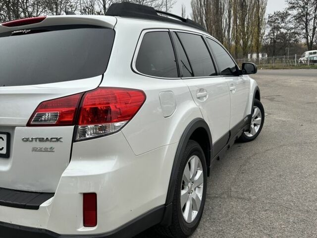 Белый Субару Аутбек, объемом двигателя 2.5 л и пробегом 205 тыс. км за 5999 $, фото 4 на Automoto.ua