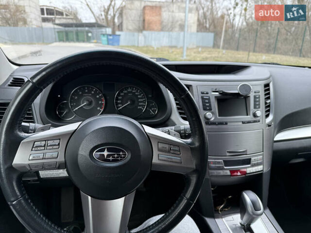 Белый Субару Аутбек, объемом двигателя 2.46 л и пробегом 236 тыс. км за 11000 $, фото 5 на Automoto.ua