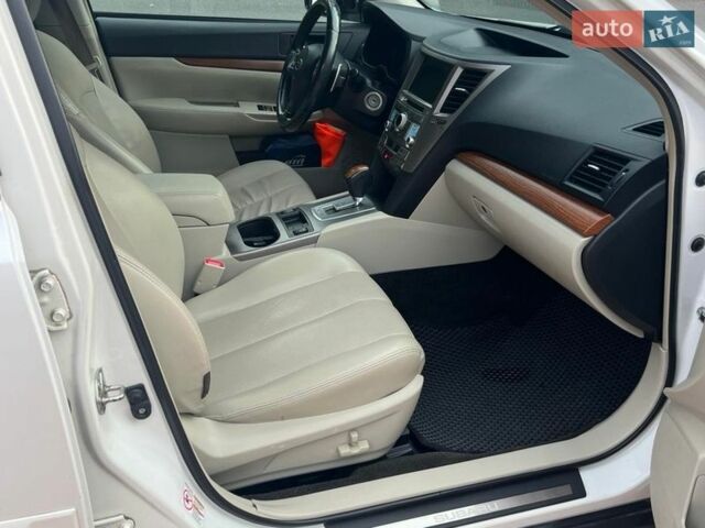 Белый Субару Аутбек, объемом двигателя 2.46 л и пробегом 223 тыс. км за 12000 $, фото 3 на Automoto.ua