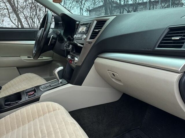 Белый Субару Аутбек, объемом двигателя 2.5 л и пробегом 205 тыс. км за 5999 $, фото 12 на Automoto.ua