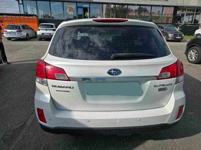 Белый Субару Аутбек, объемом двигателя 0 л и пробегом 290 тыс. км за 6497 $, фото 3 на Automoto.ua