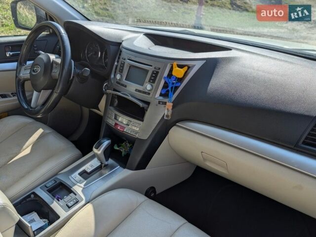 Білий Субару Аутбек, об'ємом двигуна 2.46 л та пробігом 296 тис. км за 10700 $, фото 3 на Automoto.ua