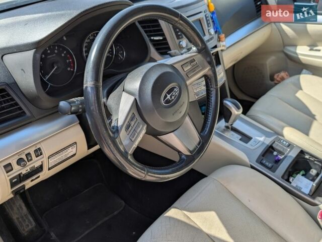 Білий Субару Аутбек, об'ємом двигуна 2.46 л та пробігом 296 тис. км за 10700 $, фото 1 на Automoto.ua