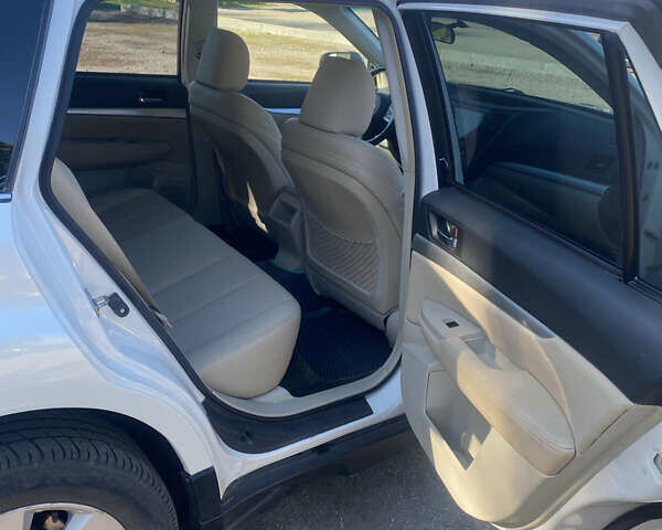 Белый Субару Аутбек, объемом двигателя 2.5 л и пробегом 95 тыс. км за 11300 $, фото 6 на Automoto.ua