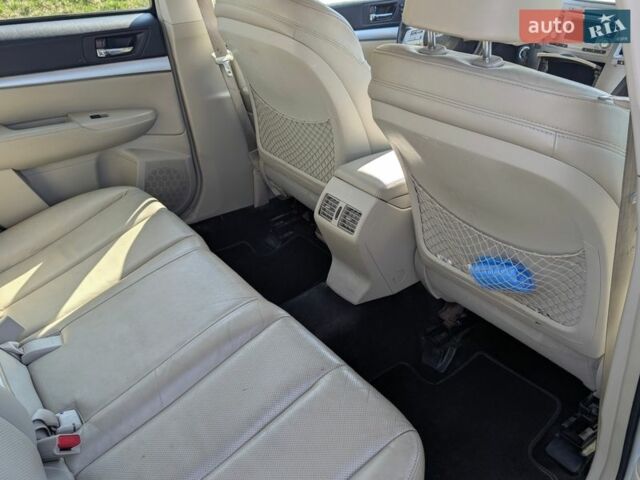 Білий Субару Аутбек, об'ємом двигуна 2.46 л та пробігом 296 тис. км за 10700 $, фото 2 на Automoto.ua