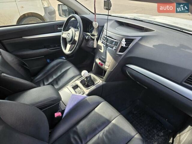 Білий Субару Аутбек, об'ємом двигуна 2.5 л та пробігом 290 тис. км за 6499 $, фото 13 на Automoto.ua