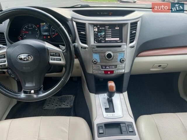 Белый Субару Аутбек, объемом двигателя 2.46 л и пробегом 223 тыс. км за 12000 $, фото 6 на Automoto.ua
