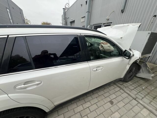 Белый Субару Аутбек, объемом двигателя 2.5 л и пробегом 175 тыс. км за 5000 $, фото 2 на Automoto.ua