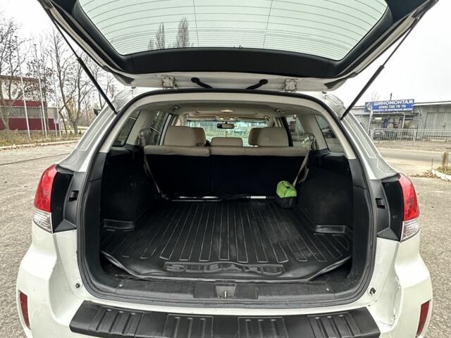 Белый Субару Аутбек, объемом двигателя 2.5 л и пробегом 205 тыс. км за 5999 $, фото 16 на Automoto.ua