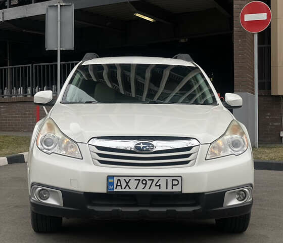 Белый Субару Аутбек, объемом двигателя 2.5 л и пробегом 153 тыс. км за 9399 $, фото 1 на Automoto.ua