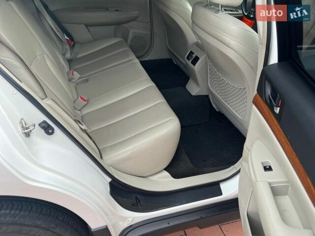 Белый Субару Аутбек, объемом двигателя 2.46 л и пробегом 223 тыс. км за 12000 $, фото 4 на Automoto.ua