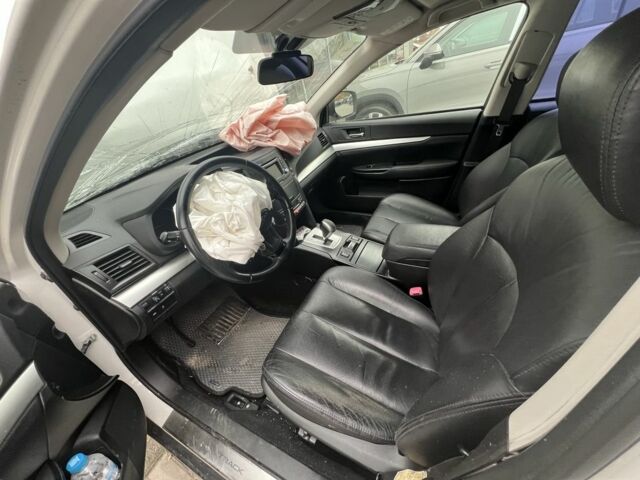 Белый Субару Аутбек, объемом двигателя 2.5 л и пробегом 175 тыс. км за 5000 $, фото 6 на Automoto.ua