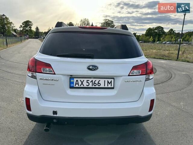 Белый Субару Аутбек, объемом двигателя 2.46 л и пробегом 256 тыс. км за 9900 $, фото 2 на Automoto.ua