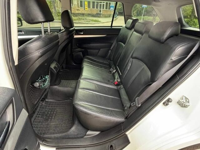 Белый Субару Аутбек, объемом двигателя 2.5 л и пробегом 270 тыс. км за 9500 $, фото 2 на Automoto.ua