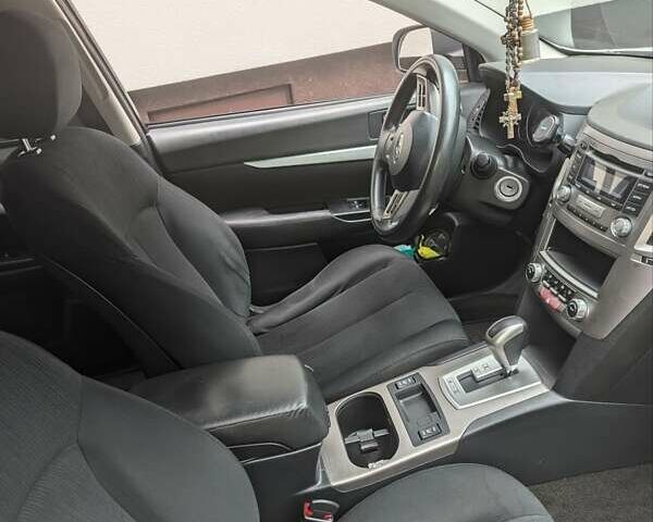 Белый Субару Аутбек, объемом двигателя 2.5 л и пробегом 220 тыс. км за 10000 $, фото 5 на Automoto.ua