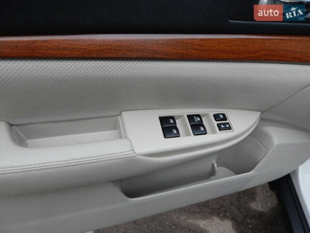 Белый Субару Аутбек, объемом двигателя 2.46 л и пробегом 240 тыс. км за 10890 $, фото 66 на Automoto.ua