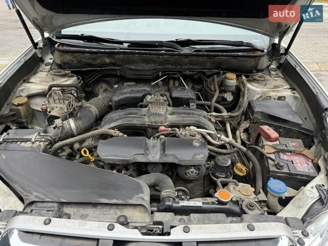 Белый Субару Аутбек, объемом двигателя 2.46 л и пробегом 220 тыс. км за 11499 $, фото 16 на Automoto.ua